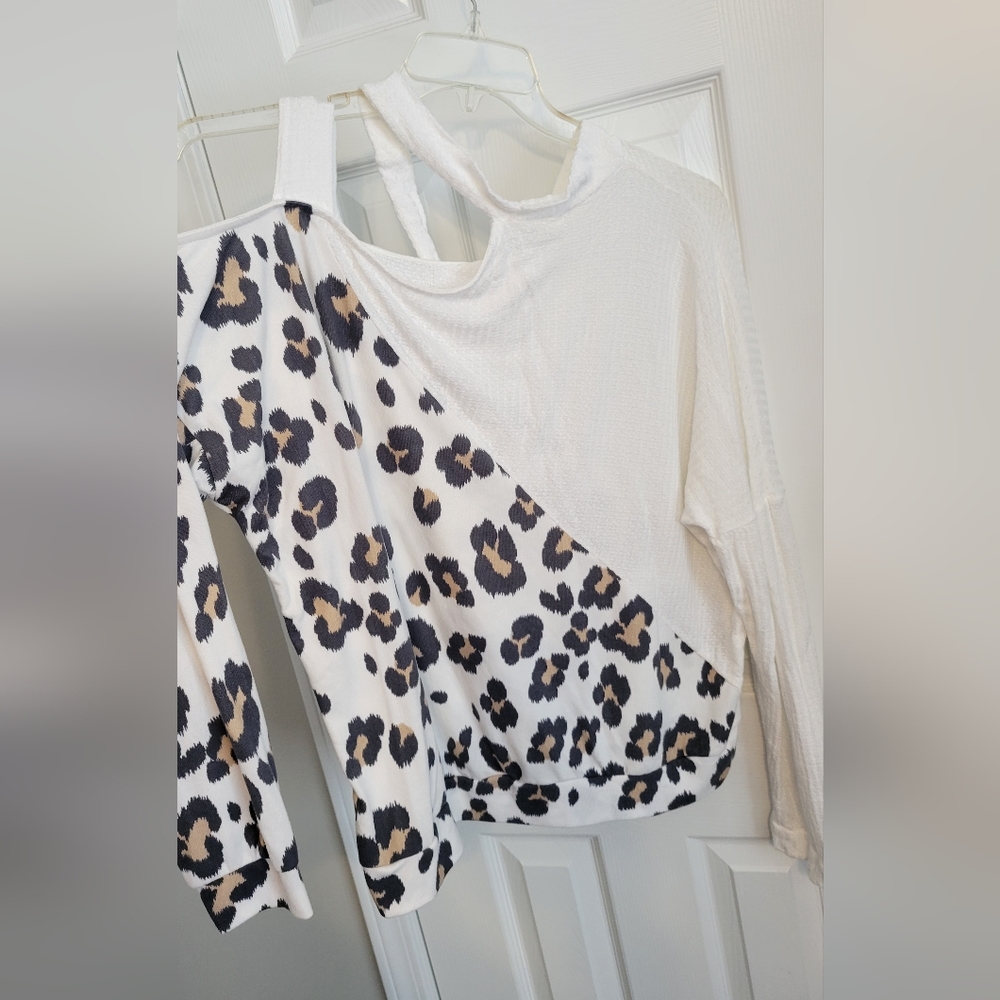 Shoulder cut out sweater